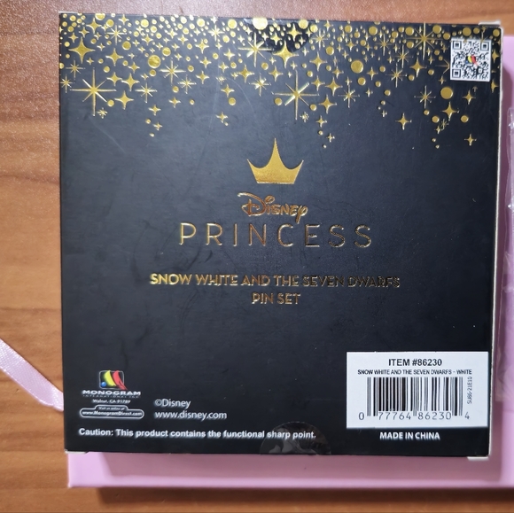 Disney Snow White and the Seven Dwarfs Pin Set Pink Con Exclusive set of 600 - Picture 2 of 3